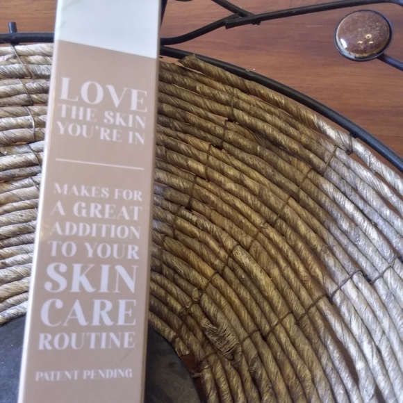 Vibrating facial massager - Picture 2 of 4